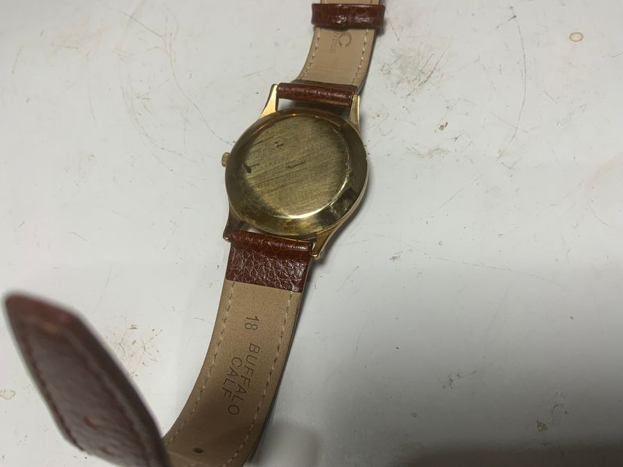 Antique Mans 9 CT gold Accurist wristwatch