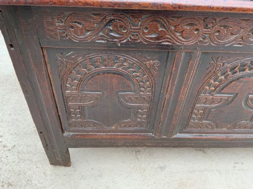 Antique 	COFFER OAK WITH CARVED FRIEZE EARLY 18TH CENTURY