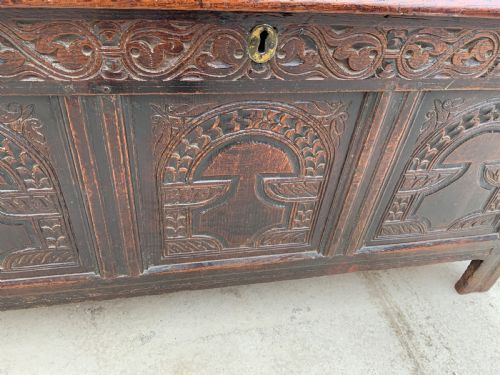 Antique 	COFFER OAK WITH CARVED FRIEZE EARLY 18TH CENTURY