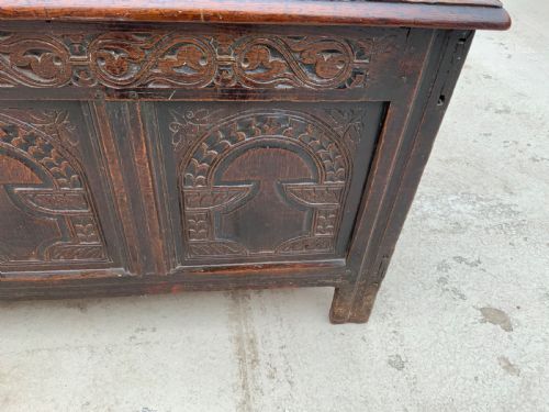 Antique 	COFFER OAK WITH CARVED FRIEZE EARLY 18TH CENTURY