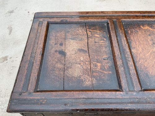 Antique 	COFFER OAK WITH CARVED FRIEZE EARLY 18TH CENTURY