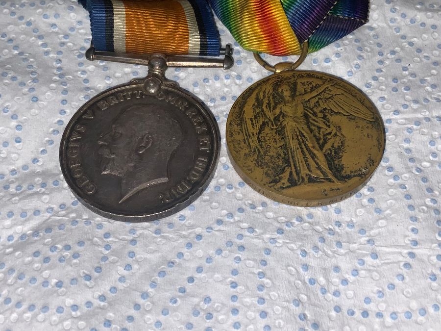 Antique TWO BROTHERS 1WW MEDALS