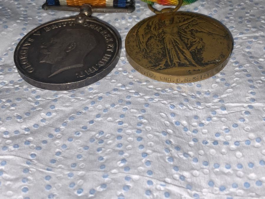 Antique TWO BROTHERS 1WW MEDALS