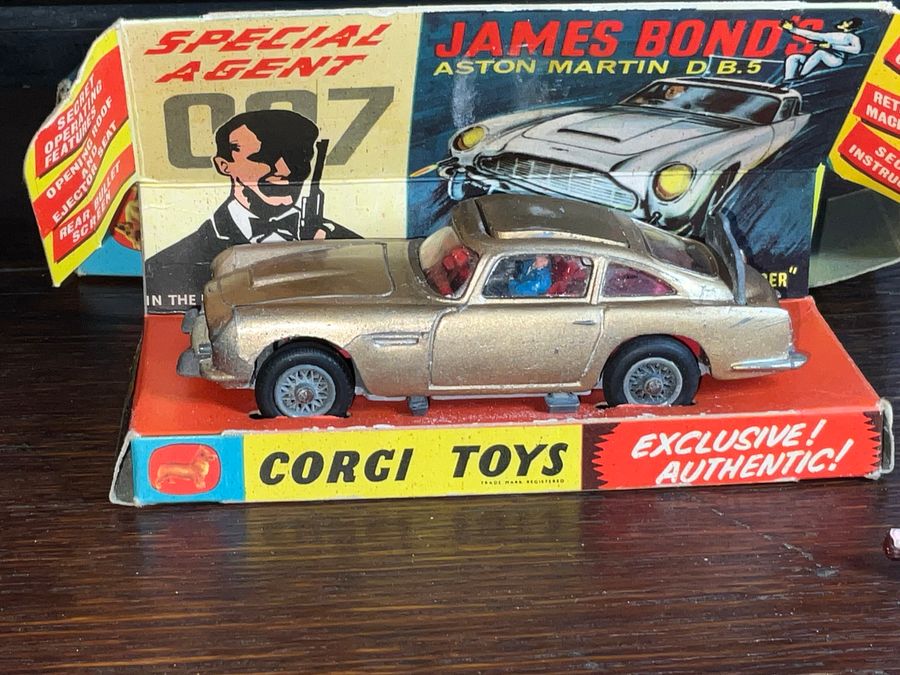 Antique JAMES BOND 007 ASTON MARTIN D.B.5 CORGI TOYS BOXED