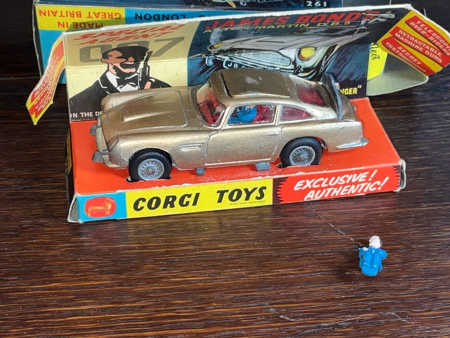 Antique JAMES BOND 007 ASTON MARTIN D.B.5 CORGI TOYS BOXED