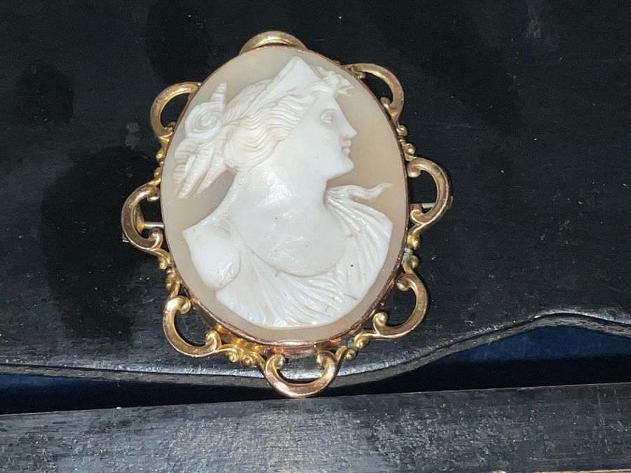 Antique CAMEO BROOCH 9CT FRAMED CASE