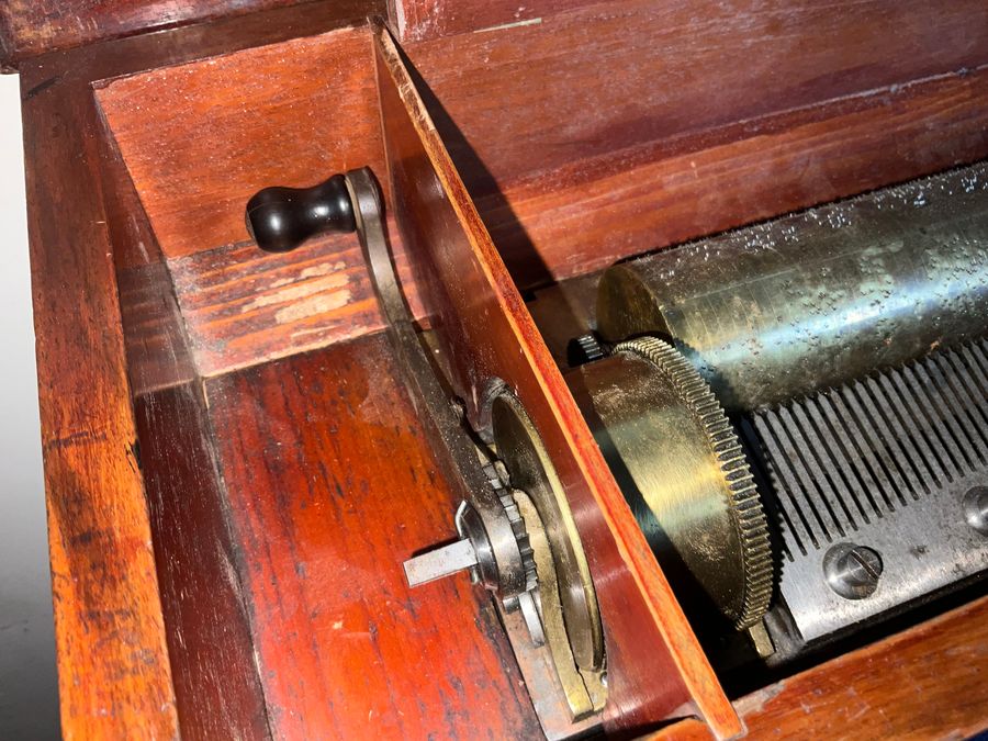 Antique MUSIC BOX 8 AIRS