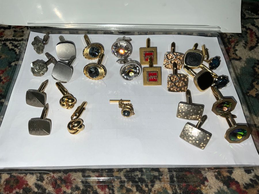 GENTLEMANS 12 SETS OF CUFFLINKS.