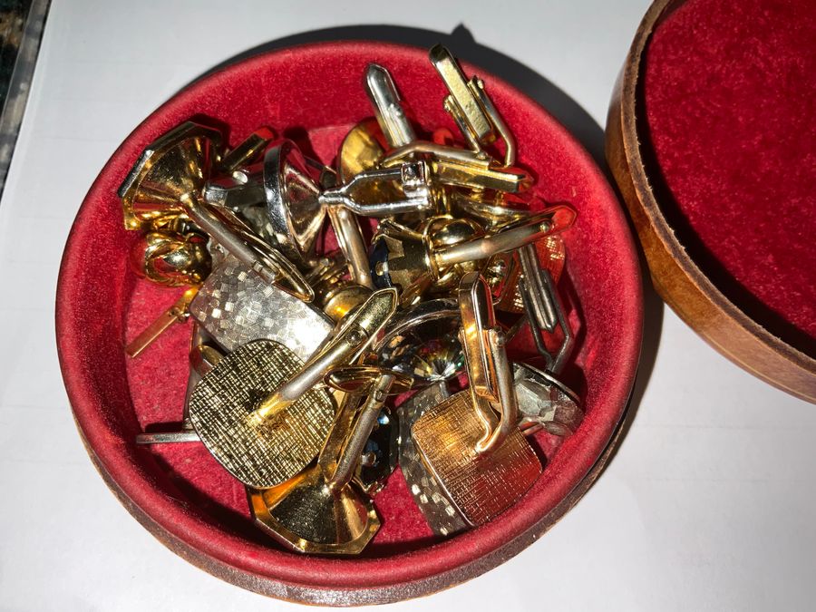 Antique GENTLEMANS 12 SETS OF CUFFLINKS.