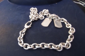 Silver neck chain maker Gucci