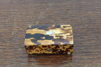Tortoise shell table top snuff box. SB