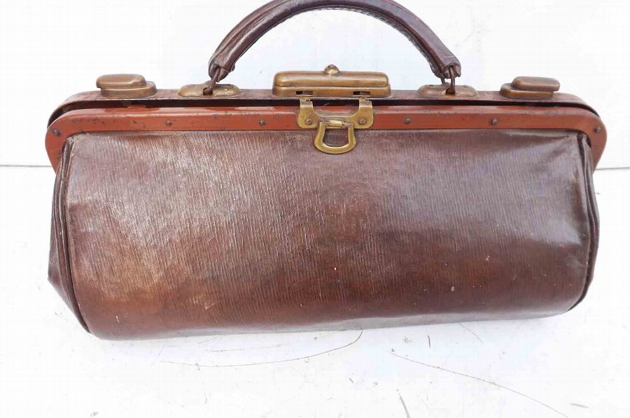 Antique leather gladstone bag @@ free worldwide delivery to your door.