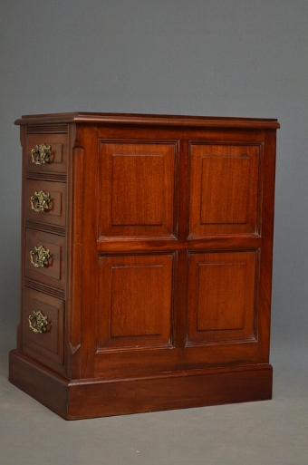 Antique Pair of Late Victorian Bedside Cabinets in Mahogany sn3402