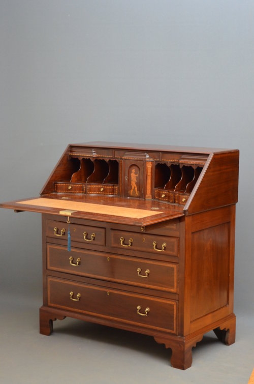 Exceptional Georgian Mahogany and Inlaid Bureau sn3369