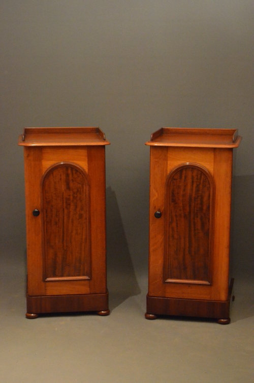 Pair of Victorian Bedside Cabinets in Mahogany sn3401