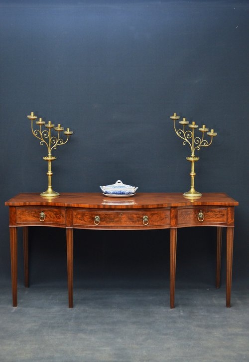 Fine and Elegant Serving Table in Mahogany Sn3337 