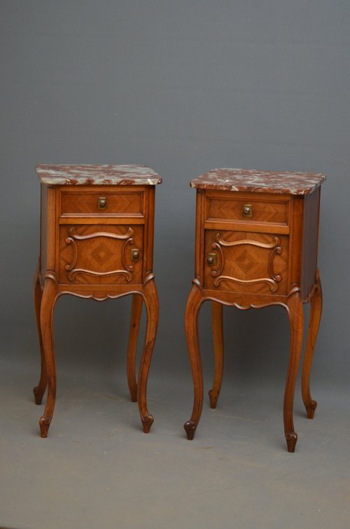 Attractive Pair Of Bedside Cabinets in Walnut Sn3540 