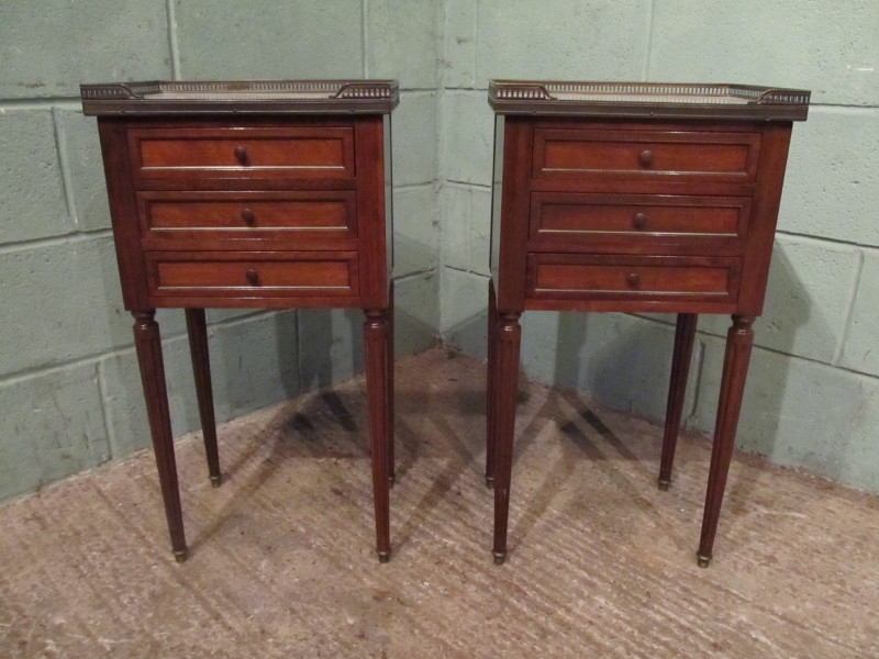 SUPERB PAIR ANTIQUE FRENCH MAHOGANY & MARBLE BEDSIDE CHESTS / LAMP TABLES WJ8/5.2