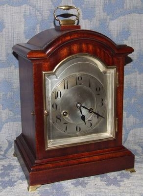 Antique Mahogany Striking Bracket / Mantel Clock : JUNGHANS (81)