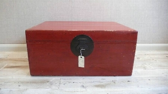 Red Lacquered Trunk