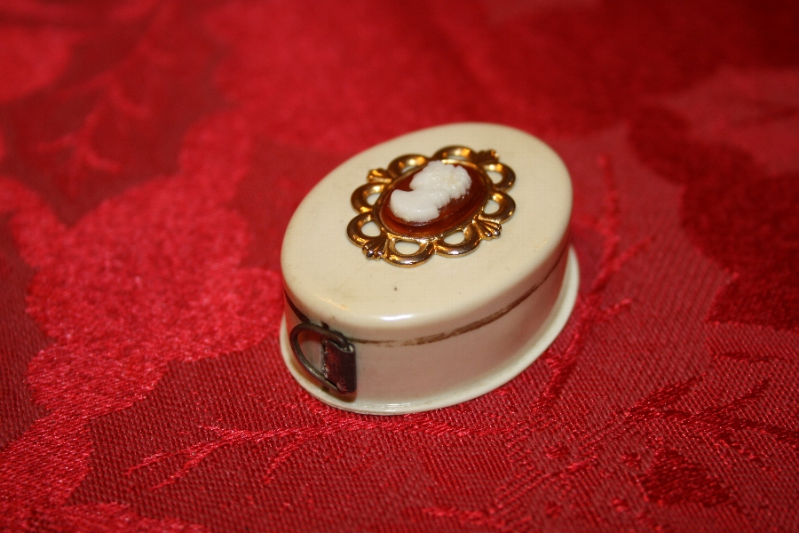 Miniature tape measure with cameo design
