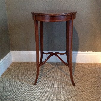 Antique ANTIQUE EDWARDIAN (C1900) OVAL MAHOGANY OCCASIONAL TABLE