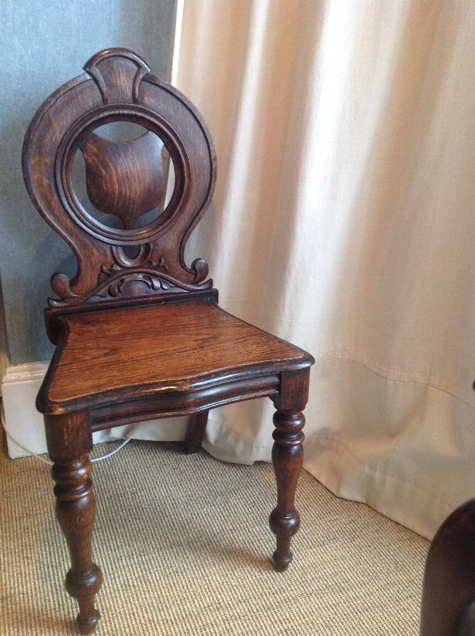 Antique ANTIQUE VICTORIAN (C 1850) OAK HALL CHAIR WITH SHIELD SHAPED BACK