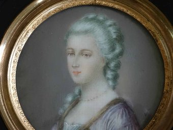 A LOVELY 19thc GEORGIAN MINIATURE CIRCULAR OIL PORTRAIT PAINTING OF A SOCIETY LADY
