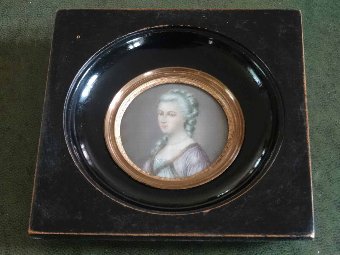Antique A LOVELY 19thc GEORGIAN MINIATURE CIRCULAR OIL PORTRAIT PAINTING OF A SOCIETY LADY