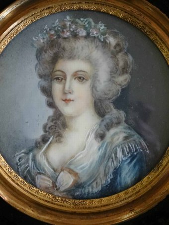 Antique A FINE 19thc GEORGIAN MINIATURE CIRCULAR OIL PORTRAIT PAINTING OF A SOCIETY BEAUTY