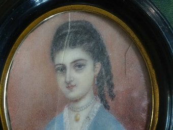 Antique A LOVELY 19thc NAIVE MINIATURE OVAL OIL PORTRAIT PAINTING OF A PRETTY GIRL