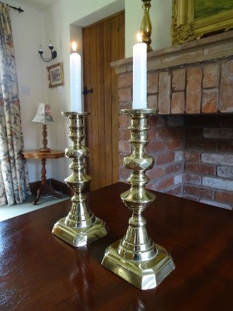 Antique A SUPERB QUALITY PAIR OF 19thc SOLID BRASS CANDLESTICKS WITH RISE & FALL CANDLES 