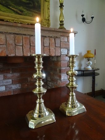 Antique A SUPERB QUALITY PAIR OF 19thc SOLID BRASS CANDLESTICKS WITH RISE & FALL CANDLES 
