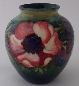 Beautiful Small Moorcroft Pottery Vase Anemone Pattern