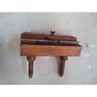 Antique Brush
