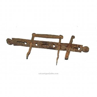 Handle with knife shaped latch