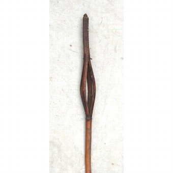 Manual Distaff formed by a cylindrical wooden rod
