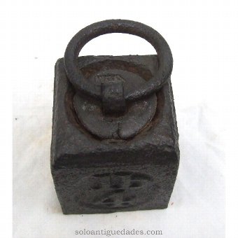 Antique Iron weighs 4 pounds