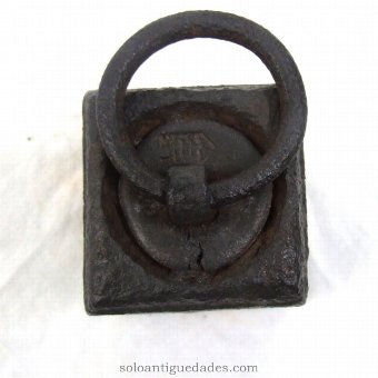 Antique Iron weighs 4 pounds