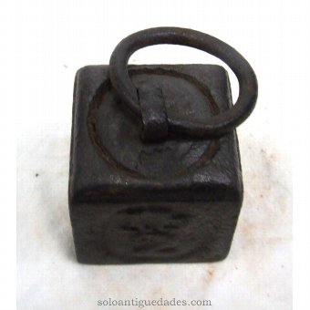 Antique Iron weighs 2 pounds