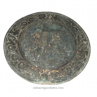 Circular tray made of tin