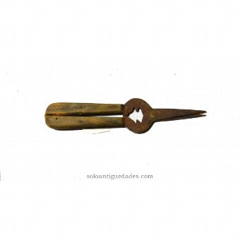 Cutting pliers curved recess
