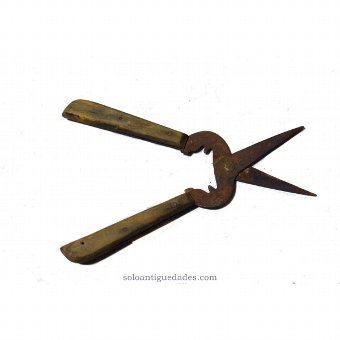 Antique Cutting pliers curved recess