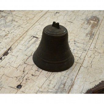 Antique Bell exvasada tapering body and mouth