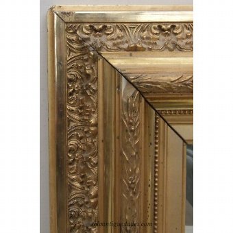 Antique Neoclassical mirror with lines that evoke the period of Charles III