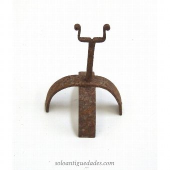 Antique Mule fire with fork-like structure