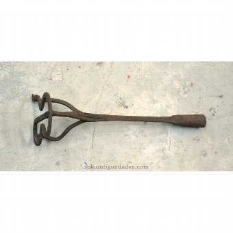 Antique Iron livestock with BR-shaped end (B inverted)