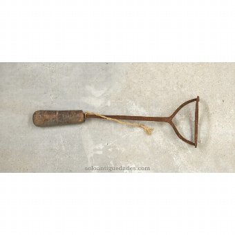 Antique Iron livestock with Q-shaped end