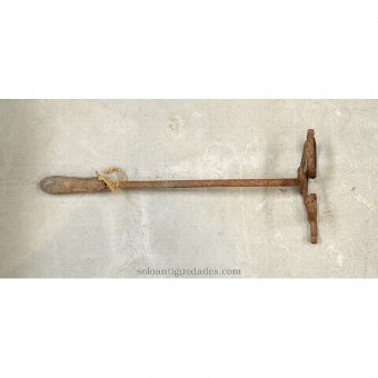 Antique Iron livestock with TC-shaped end