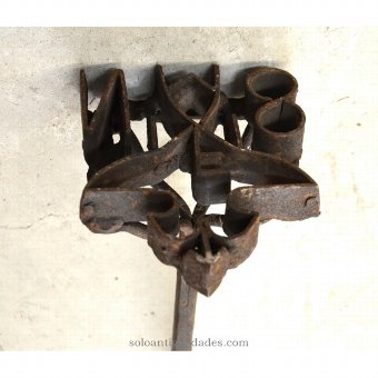 Iron livestock with animal shaped end with the letters AF
